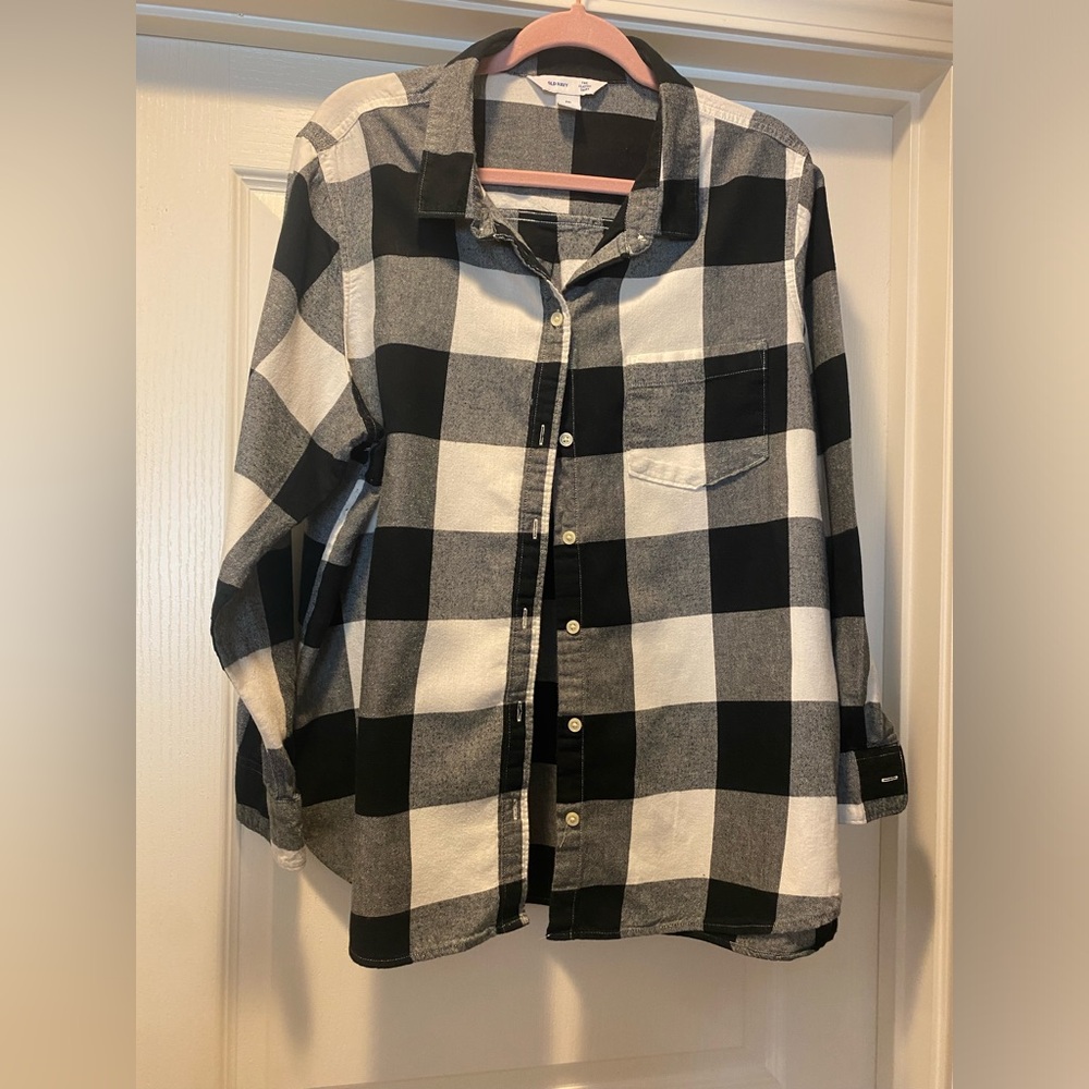 Old Navy, size XXL, black and white button down shirt.